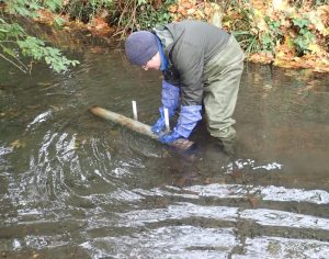 Tom from QMUL replacing suspended sediment tube River Chess